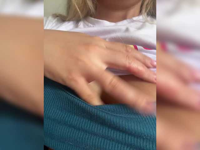 Erin-'s BongaCams show and profile