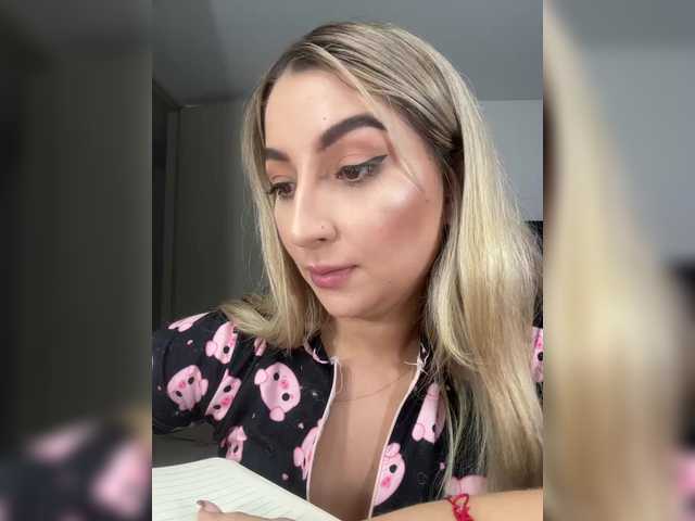 Erin-'s BongaCams show and profile