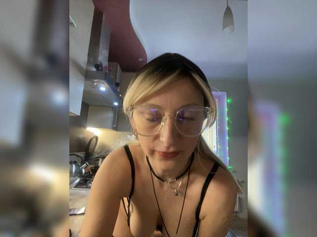 LizBetty's BongaCams show and profile