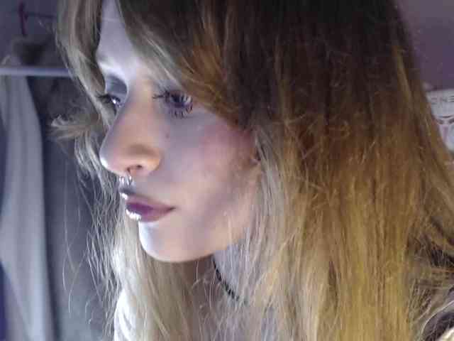 mnepohuyy Live Webcam on BongaCams