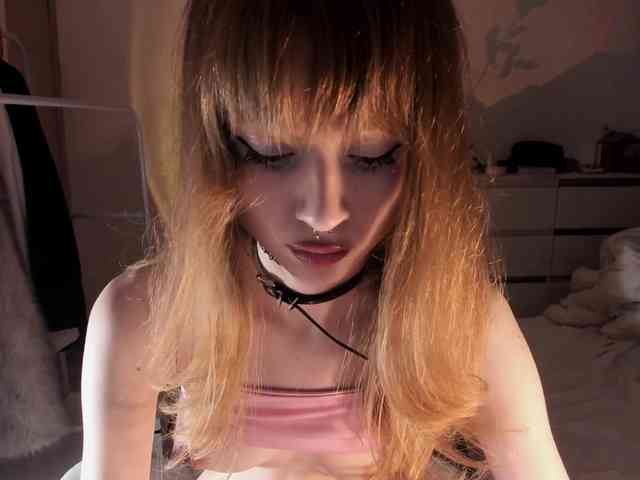 mnepohuyy Live Webcam on BongaCams