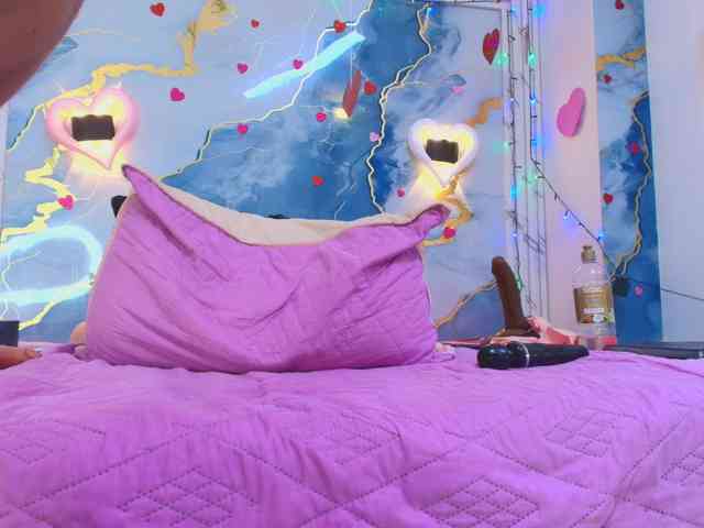 rayne-lor Live Webcam on BongaCams