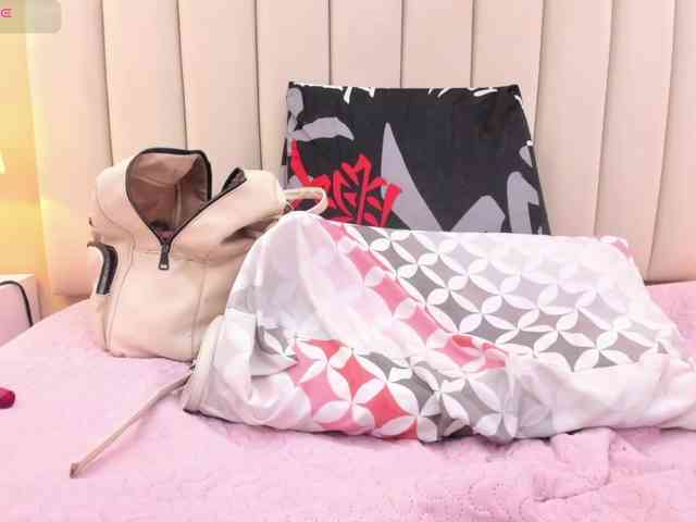 Mia-Thompson-1 Live Webcam on BongaCams