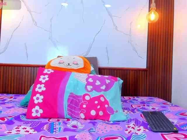 Mia-Thompson-1 Live Webcam on BongaCams