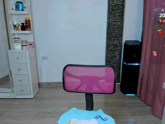 Brunette-Of-Your-Dreams webcam