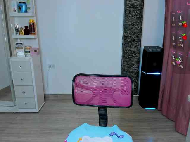 Brunette-Of-Your-Dreams webcam