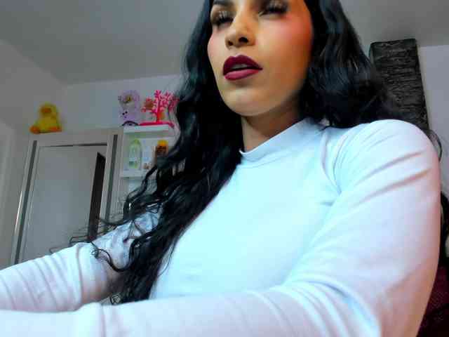 Brunette-Of-Your-Dreams webcam