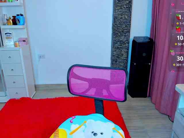 Brunette-Of-Your-Dreams webcam