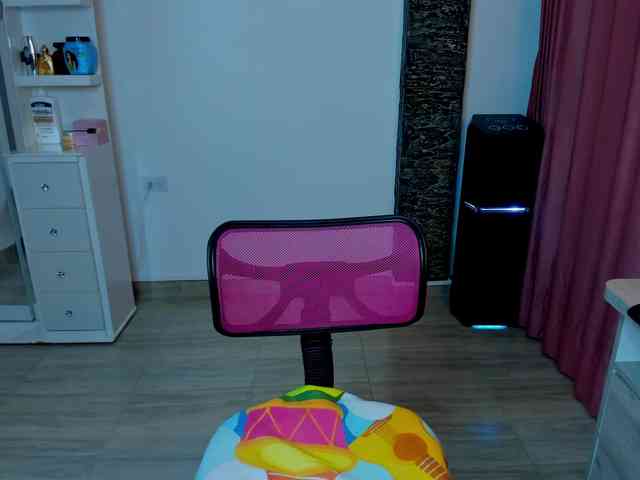 Brunette-Of-Your-Dreams webcam