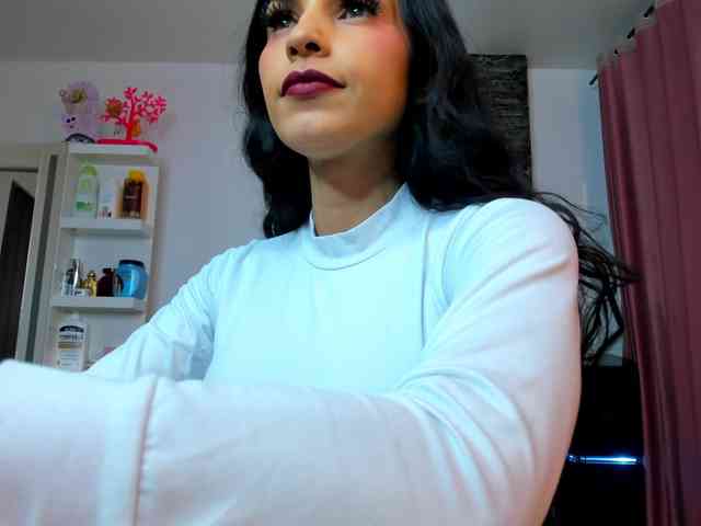 Brunette-Of-Your-Dreams webcam