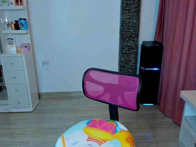 Brunette-Of-Your-Dreams webcam