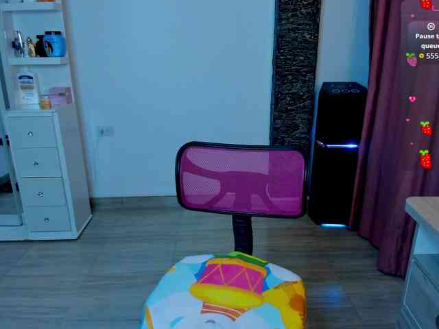 Brunette-Of-Your-Dreams webcam