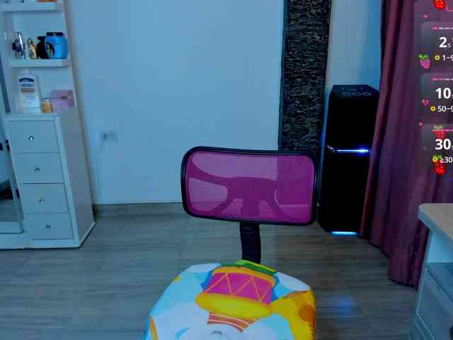 Brunette-Of-Your-Dreams webcam