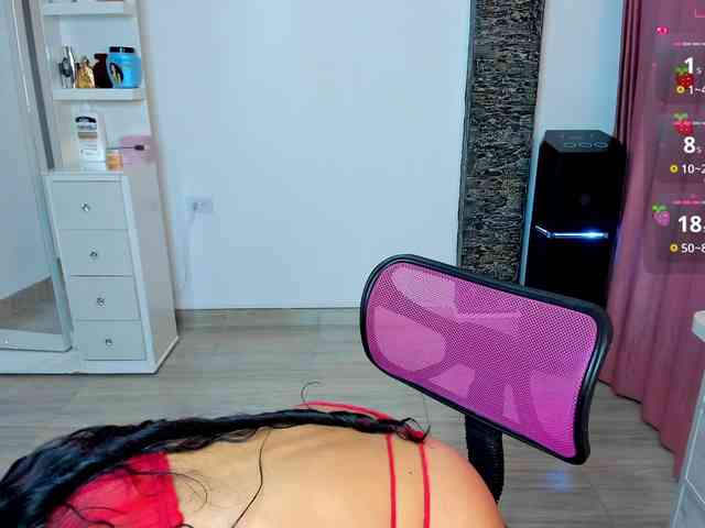 Brunette-Of-Your-Dreams webcam