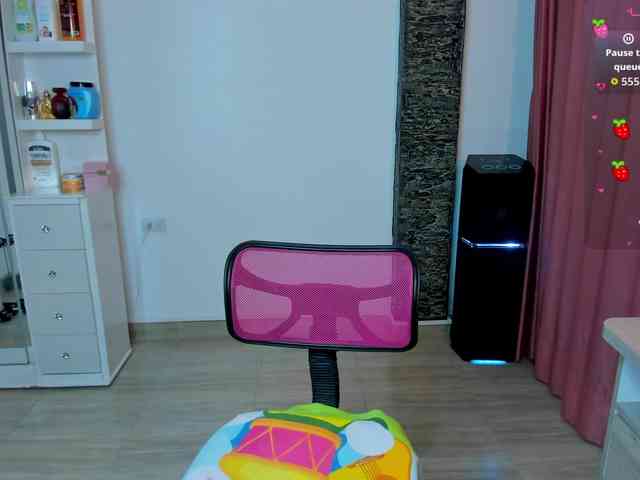 Brunette-Of-Your-Dreams webcam