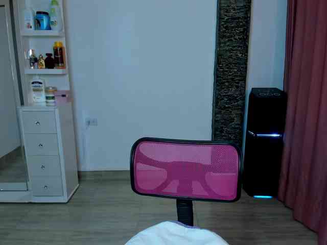 Brunette-Of-Your-Dreams webcam