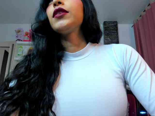 Brunette-Of-Your-Dreams webcam