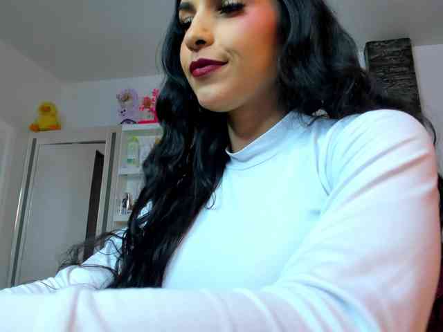 Brunette-Of-Your-Dreams webcam