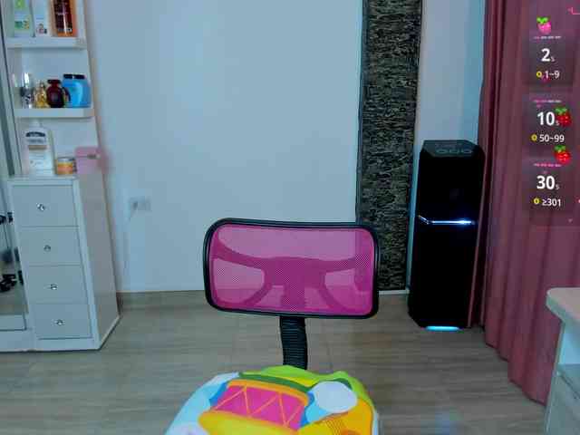 Brunette-Of-Your-Dreams webcam