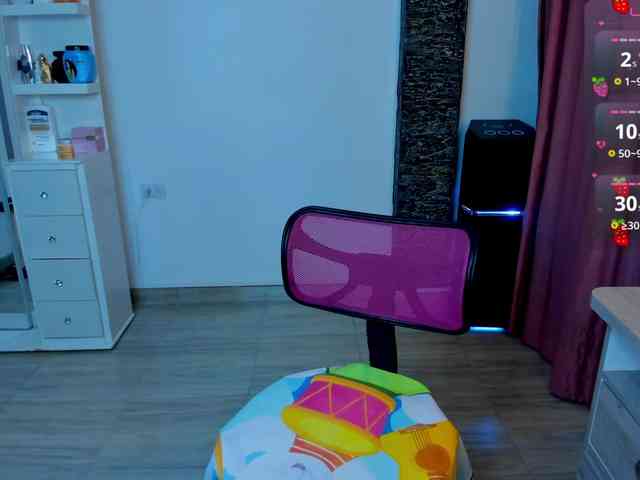 Brunette-Of-Your-Dreams webcam