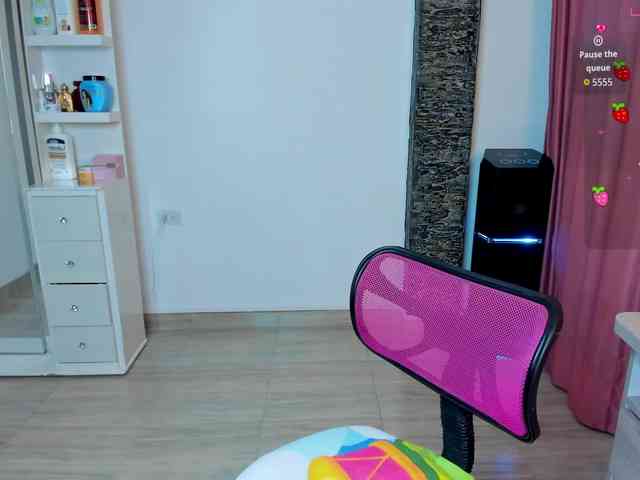 Brunette-Of-Your-Dreams webcam