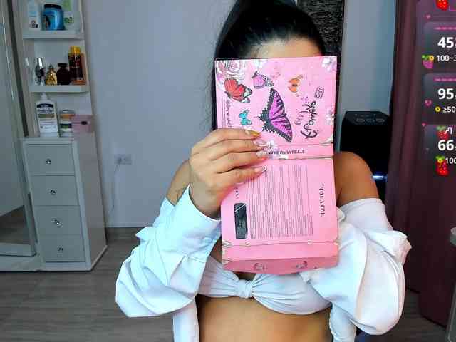 Brunette-Of-Your-Dreams webcam