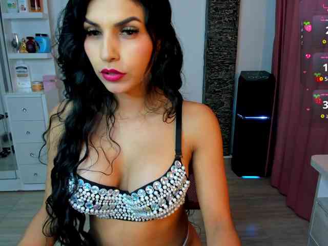 Brunette-Of-Your-Dreams webcam