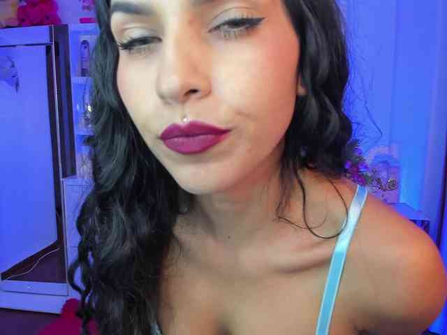 Brunette-Of-Your-Dreams webcam