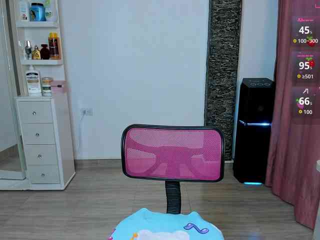 Brunette-Of-Your-Dreams webcam