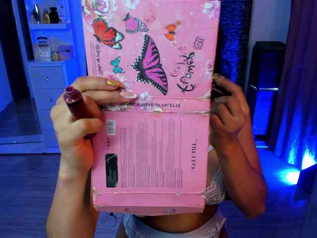 Brunette-Of-Your-Dreams webcam