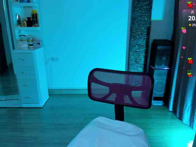 Brunette-Of-Your-Dreams webcam