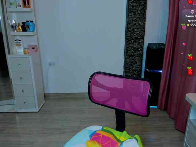 Brunette-Of-Your-Dreams webcam