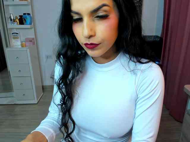 Brunette-Of-Your-Dreams webcam