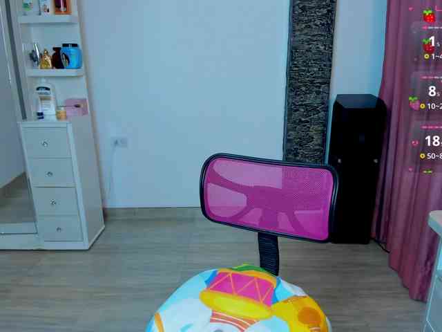 Brunette-Of-Your-Dreams webcam