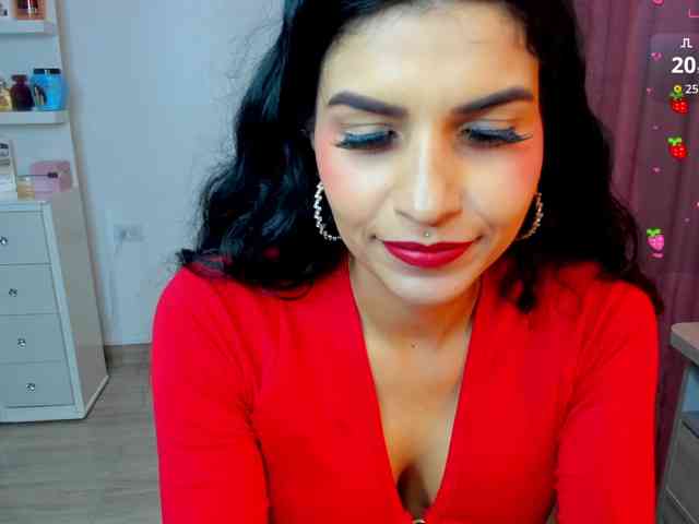 Brunette-Of-Your-Dreams webcam