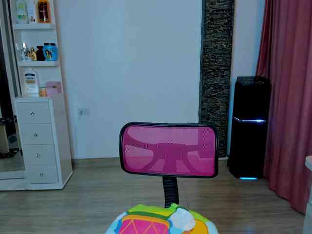 Brunette-Of-Your-Dreams webcam