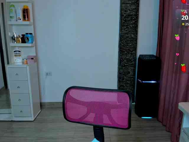 Brunette-Of-Your-Dreams webcam