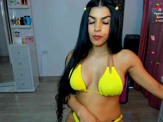 Brunette-Of-Your-Dreams webcam