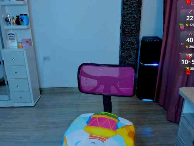 Brunette-Of-Your-Dreams webcam