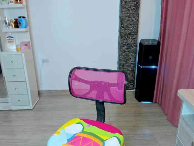 Brunette-Of-Your-Dreams webcam