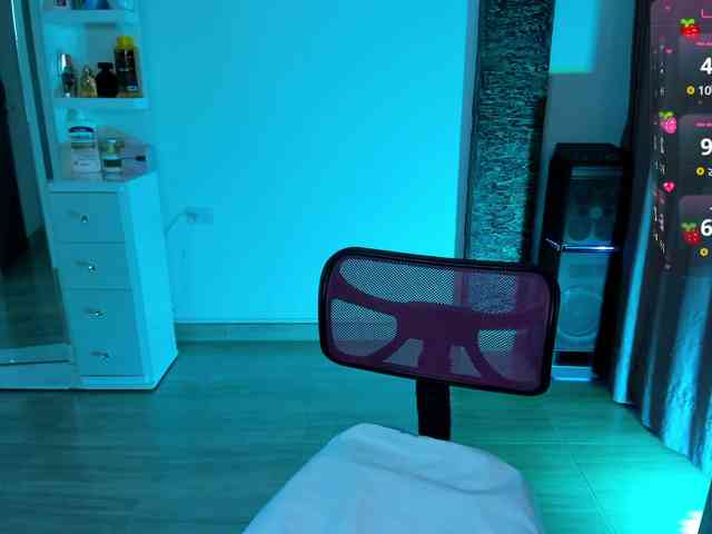 Brunette-Of-Your-Dreams webcam