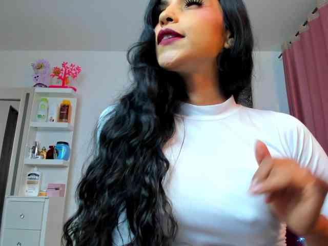 Brunette-Of-Your-Dreams webcam