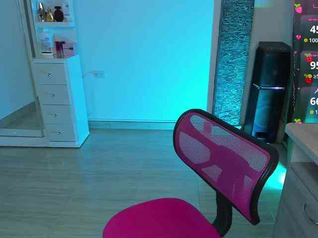 Brunette-Of-Your-Dreams webcam