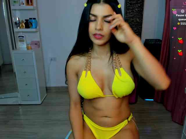 Brunette-Of-Your-Dreams webcam