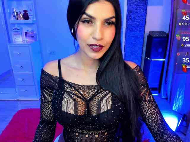 Brunette-Of-Your-Dreams webcam