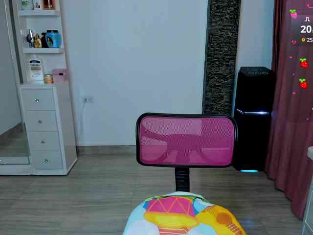 Brunette-Of-Your-Dreams webcam