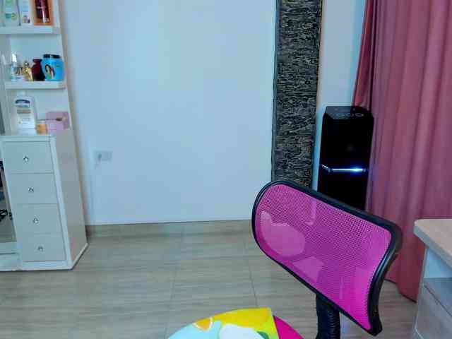 Brunette-Of-Your-Dreams webcam