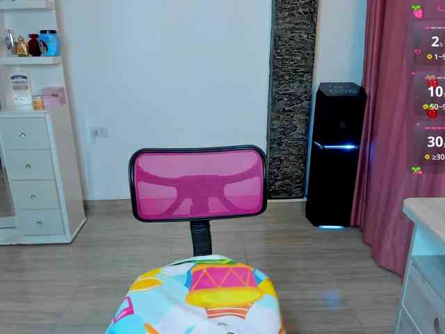 Brunette-Of-Your-Dreams webcam