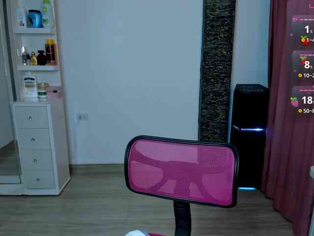 Brunette-Of-Your-Dreams webcam