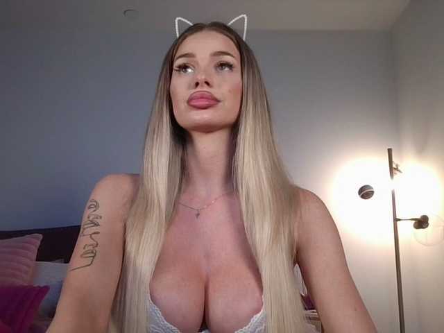 NicoleSarahX's BongaCams show and profile